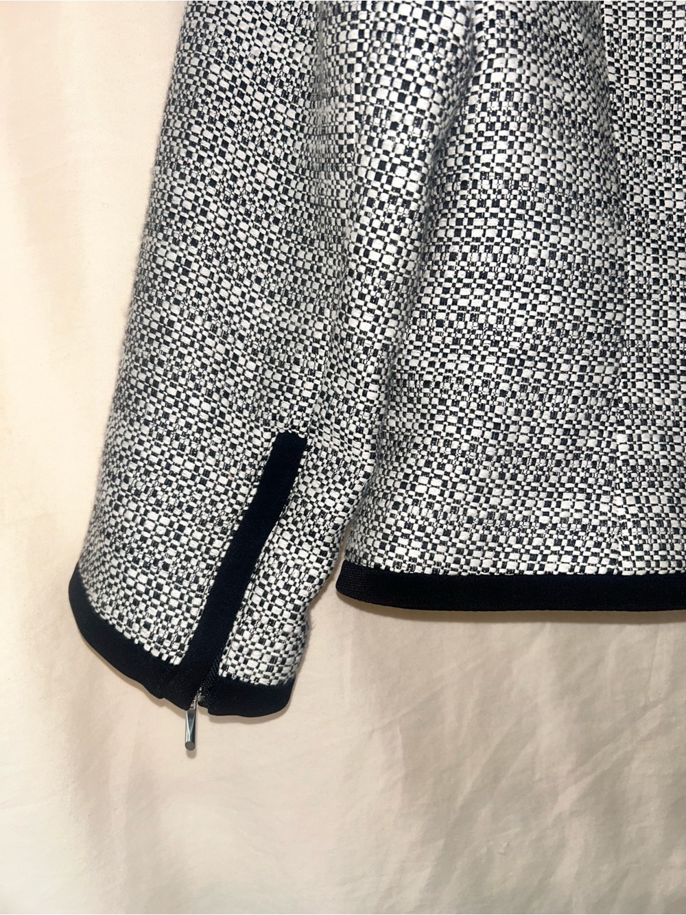 Women's Black & White Fitted Textured Zip-Front Collarless Jacket - Picture 5 of 14